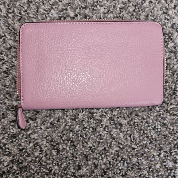 Brand new with tags! This gorgeous Coach Medium ID Zip Wallet is the perfect pop - Picture 4 of 4